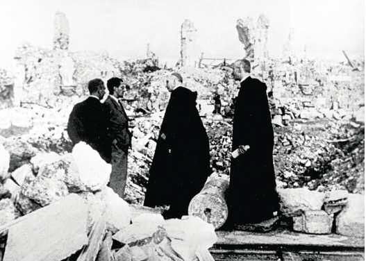 Was nach den Angriffen der Alliierten übrig blieb: Kirchliche Würdenträger in den Ruinen des Klosters Monte Cassino