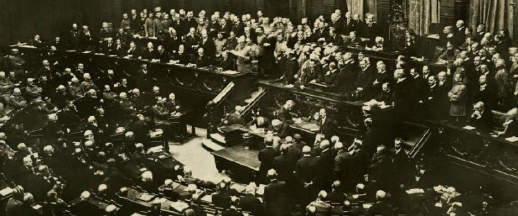 Friedensangebot: Reichskanzler Theobald von Bethmann Hollweg verliest im Reichstag die Note