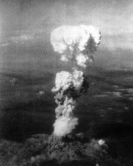 Nach dem Abwurf und der Zündung der Bombe: Atompilz über Hiroshima