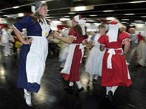 Brauchtum spielt eine wichtige Rolle: Hier tanzen junge Frauen in schlesischer Tracht Volktstänze (Symbolbild) 