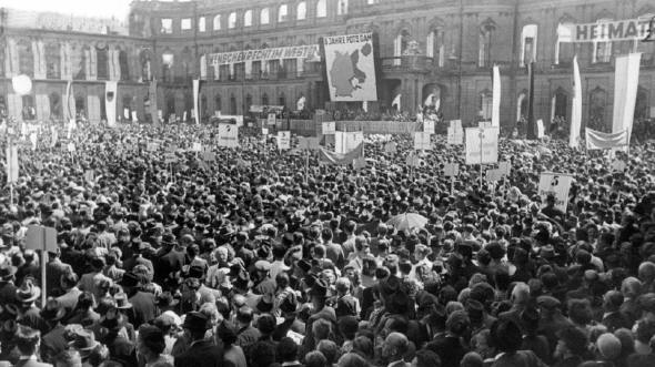 Rund 70.000 Heimatvertriebene protestieren am 5. August 1950 vor dem Stuttgarter Neuen Schloss gegen die Abkommen von Jalta und Potsdam wie auch gegen die Anerkennung der Oder-Neisse-Linie durch die DDR (Bildrechte: dpa)