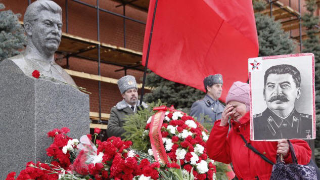 Eine Frau trauert zum Todestag Josef Stalins am 5. März 2016 an seinem Grab an der Kremlmauer. (dpa / picture alliance / EPA / Sergei Ilnitsky)
