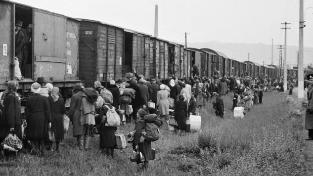 Sudetendeutsche betreten die Güterwaggons, mit denen sie 1946 die Tschechoslowakei verlassen müssen.   (dpa / CTK)