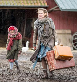 Im Film erreicht die kleine Vera (Emilia Kowalski, l.) mit ihrer Mutter Hildegard von Kamcke (Birte Schnöink) nach der Flucht den Hof im Alten Land