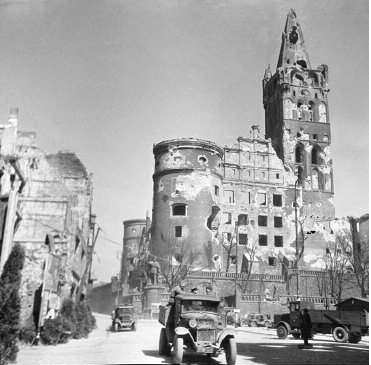 Auch dieses historische Gebäude in Königsbergs Innenstadt war nach den britischen Terrorangriffen vom August 1944 nur noch ein Ruine: Das Königsberger Schloss - Bild: PAZ-Archiv