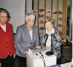 Kreisvertreterin Gisela Broschei (Mitte) mit Dorothea Blankenagel am Stand von K-Land. Foto: priv.