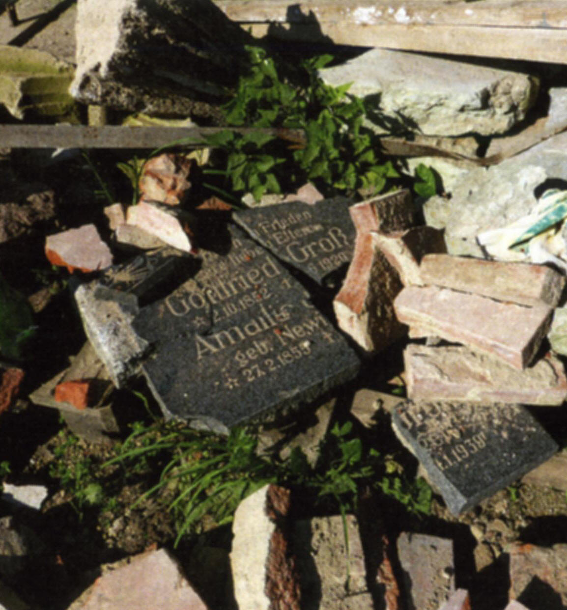 In der Kirche lagernde Grabsteine wurden achtlos ausgerumt. Foto: Janne Neunen
