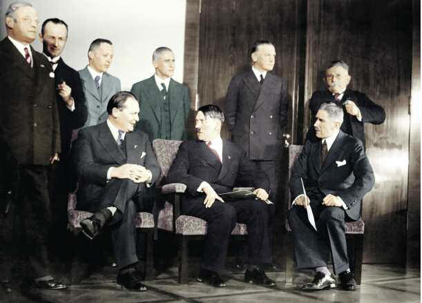 Kabinett der nationalen Konzentration: Hitler und seine Minister, vorn ganz rechts Franz von Papen