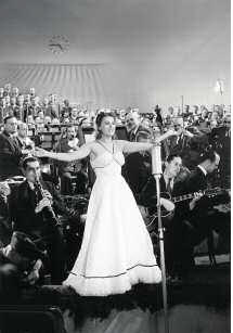 Aus dem 1940 erschienenen UfA-Spielfilm Wunschkonzert: Auftritt von Marika Rkk