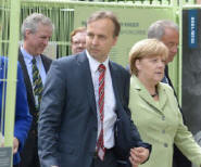 Stiftungsdirektor Manfred Kittel empfngt Bundeskanzlerin Angela Merkel: Mit sofortiger Wirkung von seinen Aufgaben entbunden Foto:  picture alliance / dpa