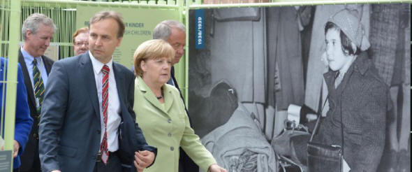Stiftungsdirektor Manfred Kittel empfngt Bundeskanzlerin Angela Merkel: Mit sofortiger Wirkung von seinen Aufgaben entbunden Foto:  picture alliance / dpa