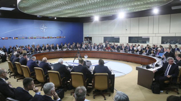 Die Teilnehmer des Auenminister-Treffens der NATO-Lnder sitzen im NATO-Hauptquartier in Brssel zusammen. (picture alliance / dpa / EPA)