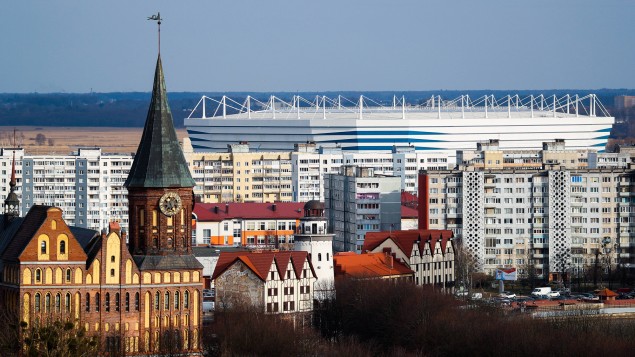 Blick auf den Knigsberger Dom aus dem 14. Jahrhundert und das fr die Fuball-Weltmeisterschaft 2018 gebaute Stadion  im russischen Kaliningrad, dem ehemaligen Knigsberg. (imago/ITAR-TASS)